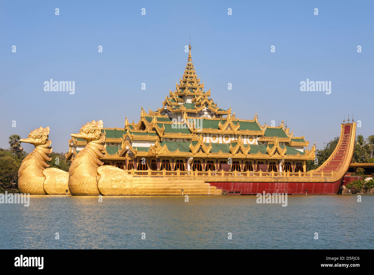 Barge Karaweik, béton réplique de la Barge Royale, Le Lac Kandawgyi, Yangon (Rangoon), le Myanmar (Birmanie), Banque D'Images