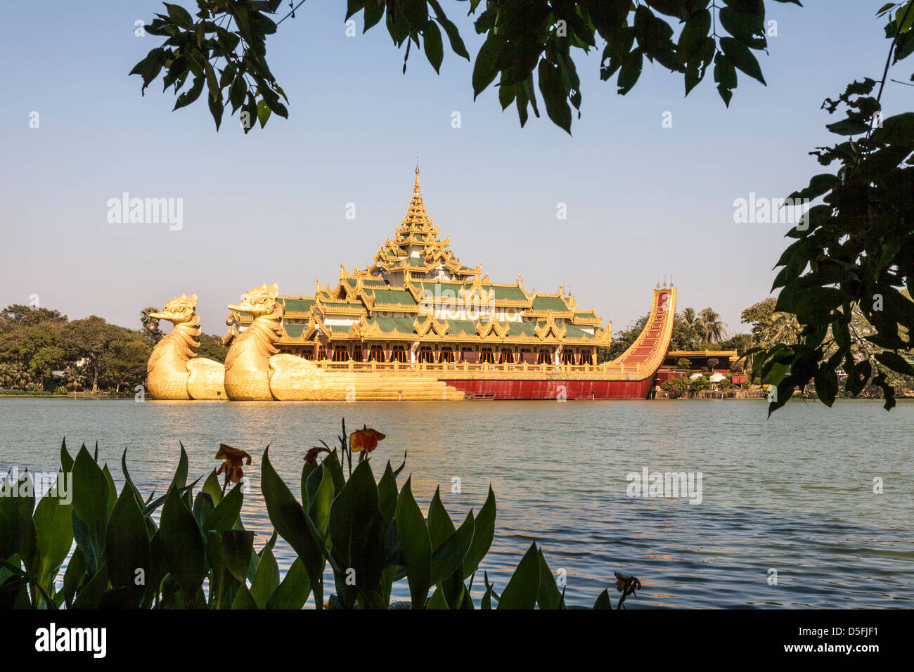 Barge Karaweik, béton réplique de la Barge Royale, Le Lac Kandawgyi, Yangon (Rangoon), le Myanmar (Birmanie), Banque D'Images