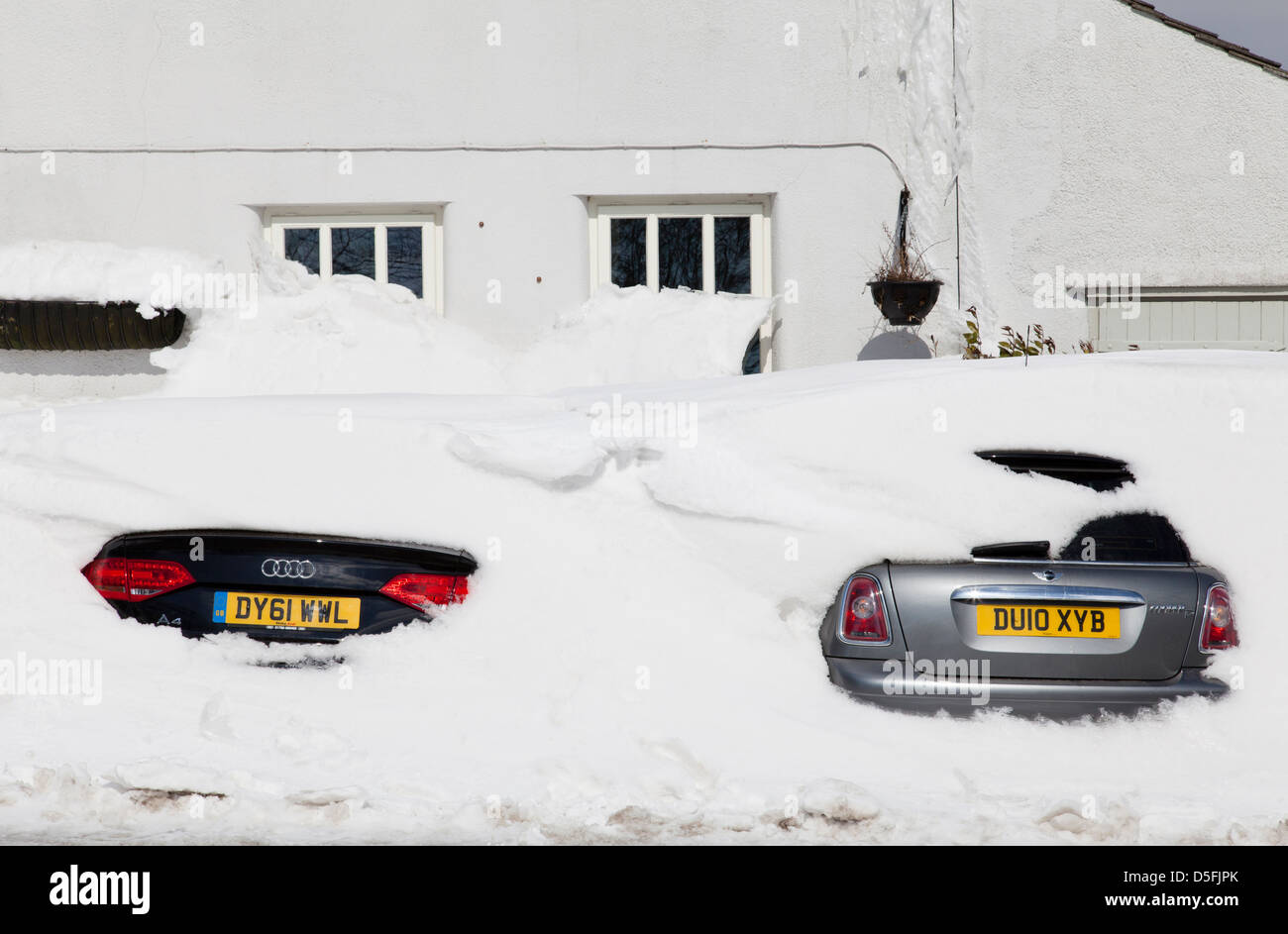 Voitures ensevelies dans la neige dans le Derbyshire, Angleterre, Royaume-Uni Banque D'Images