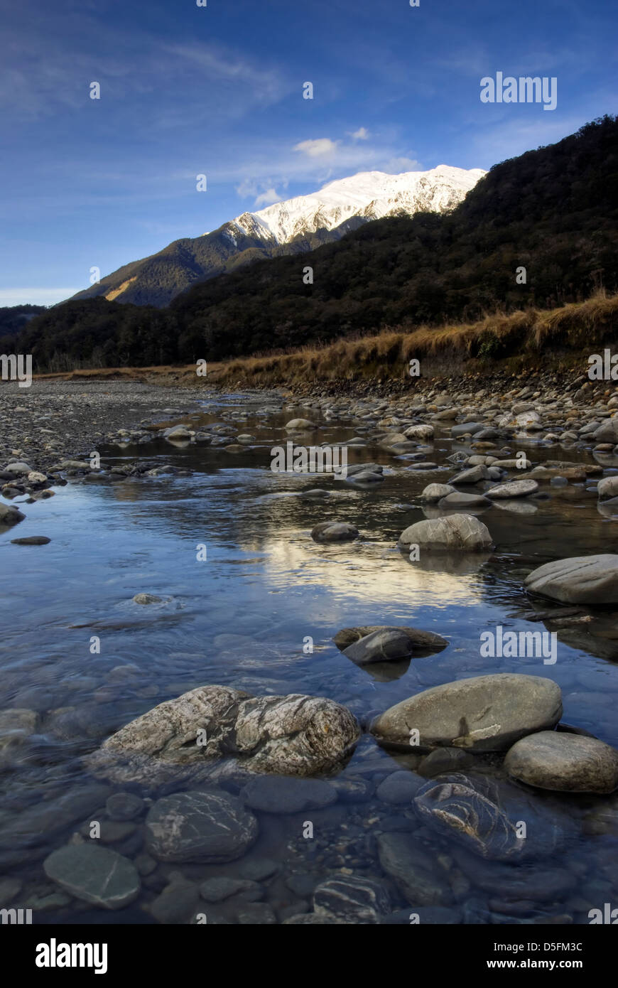 River Valley avec reflet de montagne enneigées. Alpes du Sud, Queenstown, île du Sud, Nouvelle-Zélande Banque D'Images
