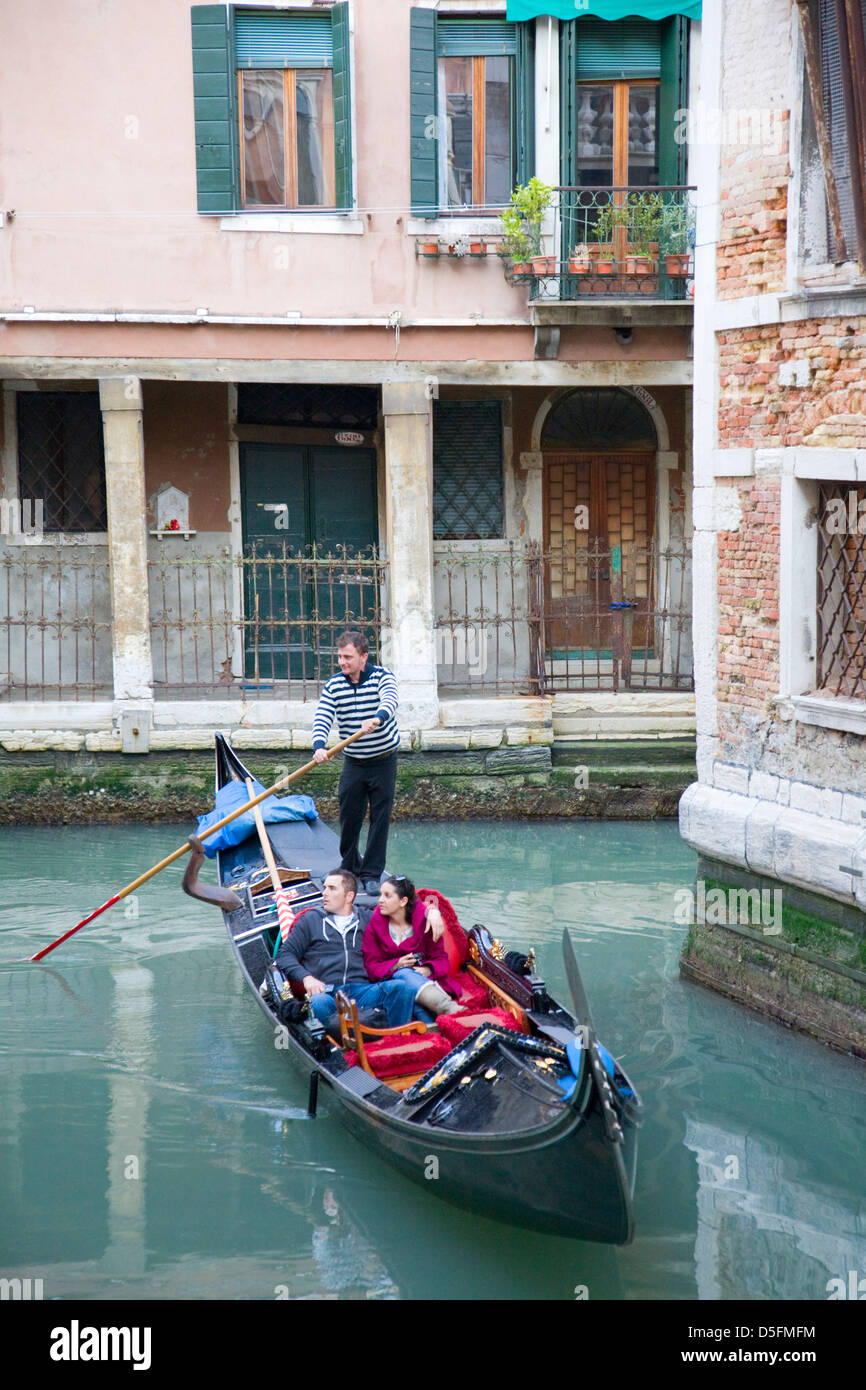 Cabine dans les canaux de Venise, Italie Banque D'Images