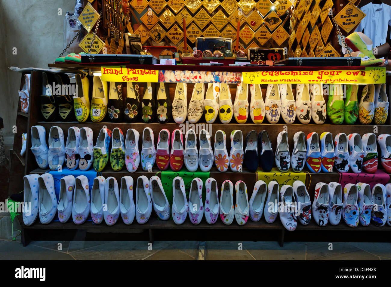 Sur la vente de chaussures colorées dans Souk Madinat Jumeirah, Dubaï, Emirats Arabes Unis. Banque D'Images