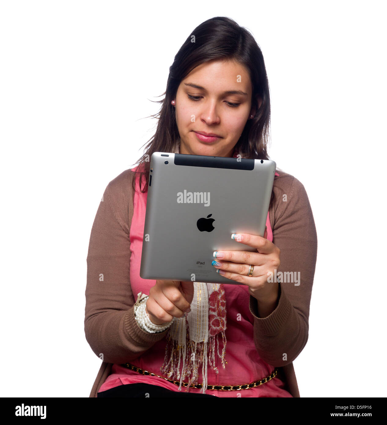 Jeune femme à l'aide d'iPad sur fond blanc Banque D'Images