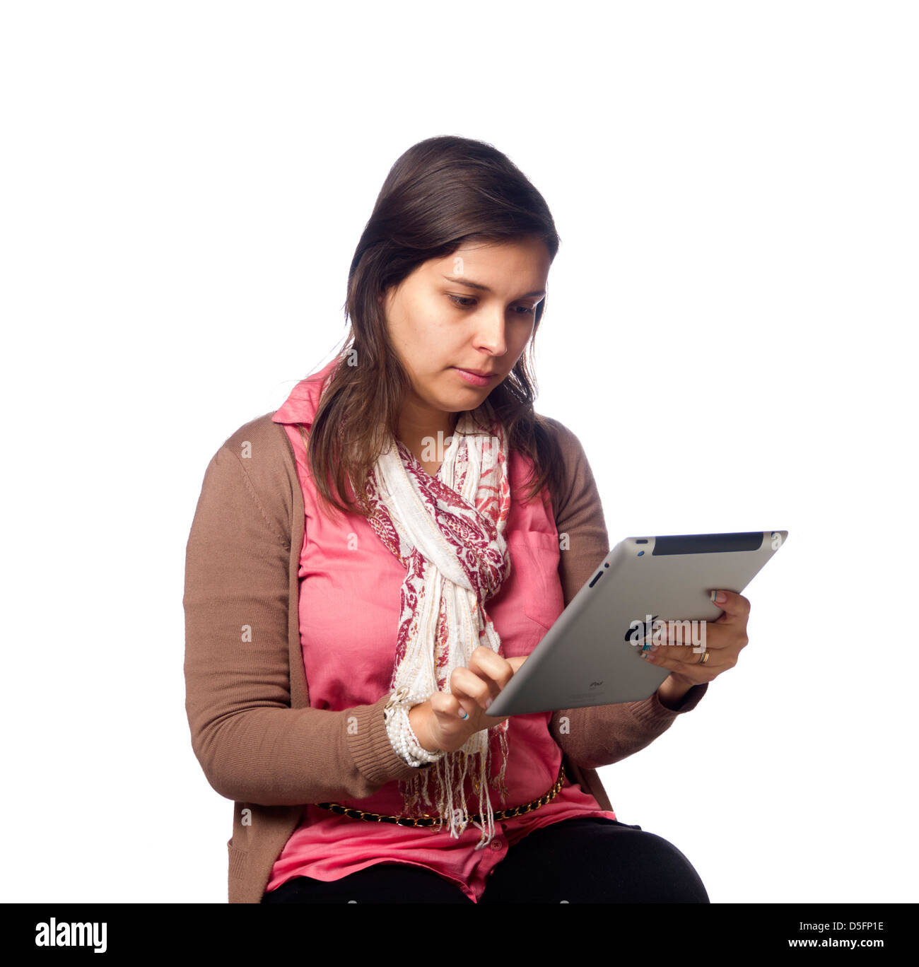 Jeune femme à l'aide d'iPad sur fond blanc Banque D'Images