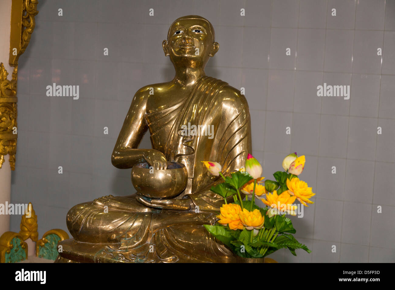 Statue de Ma Thay dans une salle de prière, la Pagode Chaukhtatgyi, Yangon (Rangoon), le Myanmar (Birmanie), Banque D'Images