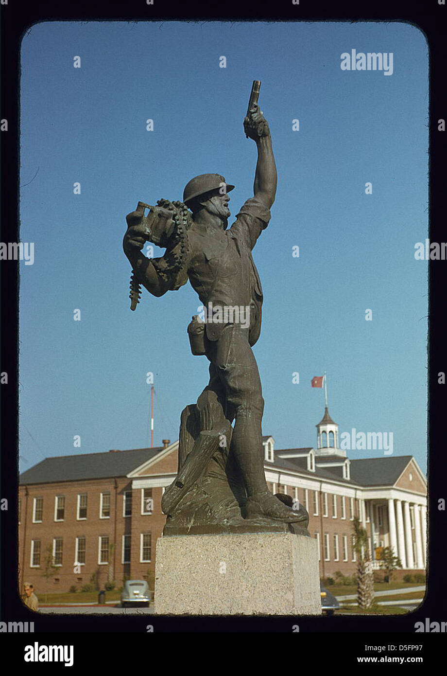 La statue des Marines, également connue sous le nom de « Iron Mike », se trouve à Parris Island, en Caroline du Sud, en hommage au corps des Marines des États-Unis. Créé par le sculpteur Robert Ingersoll Aitken, le monument rend hommage à la bravoure et au dévouement des Marines américains. Banque D'Images