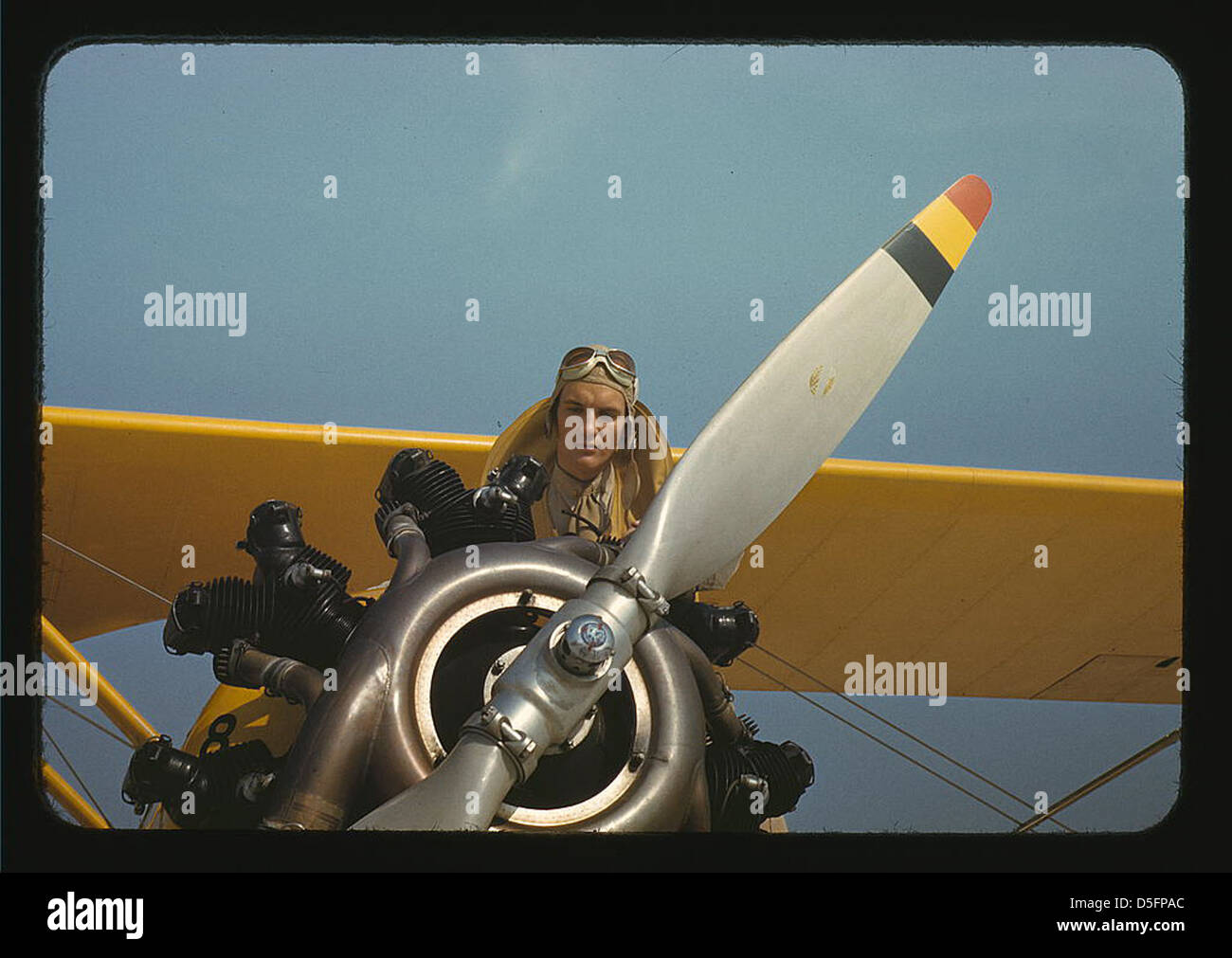 Le lieutenant Marin avec l'avion de remorquage pour les planeurs à l'Île Parris, Champ de page, L.C. (LOC) Banque D'Images