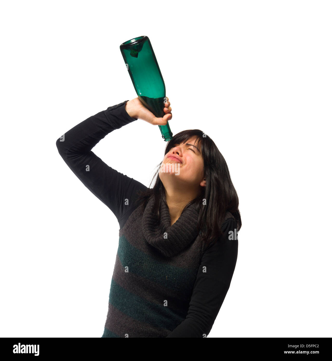 Femme ivre avec bouteille de vin isolé sur fond blanc Banque D'Images