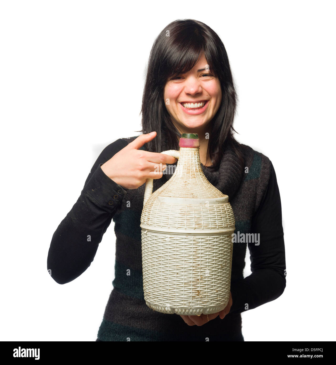 Drunk woman smiling en maintenant le flacon de vin isolé sur fond blanc Banque D'Images