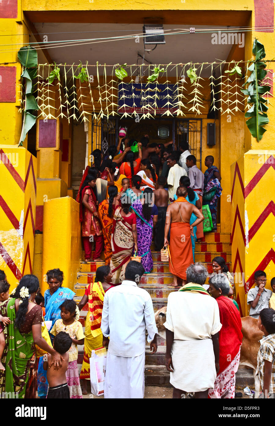 Attendre pour donner des offrandes des pèlerins à un culte au Temple Ramanathaswamy à Rameswaram, Tamil Nadu, Inde. Banque D'Images