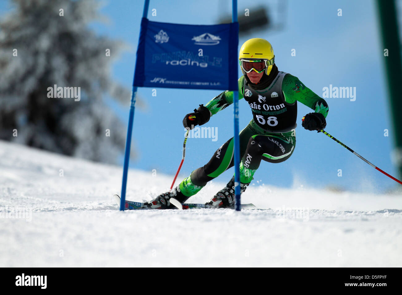 Un skieur alpin approche d'un gate lors de courses sur le parcours de slalom géant. Banque D'Images