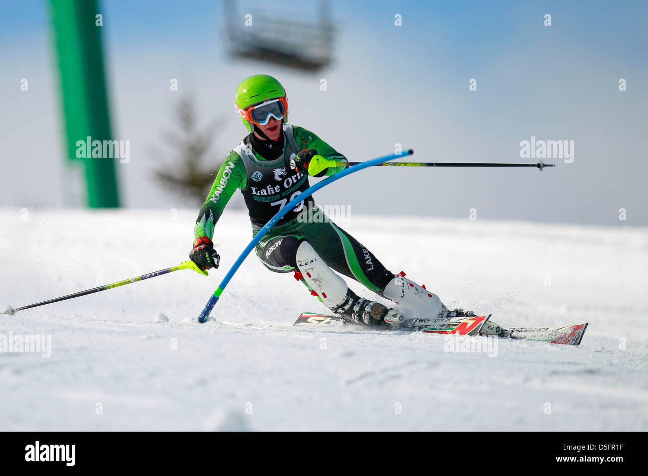 Un skieur alpin à une porte tandis que la course sur le slalom. Banque D'Images