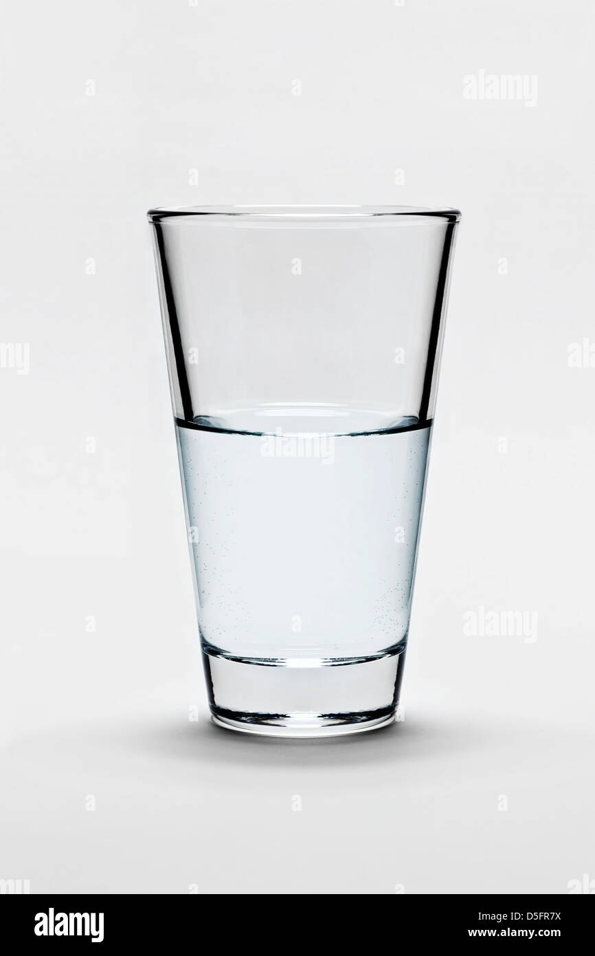 Verre à moitié plein ou à moitié vide Banque D'Images