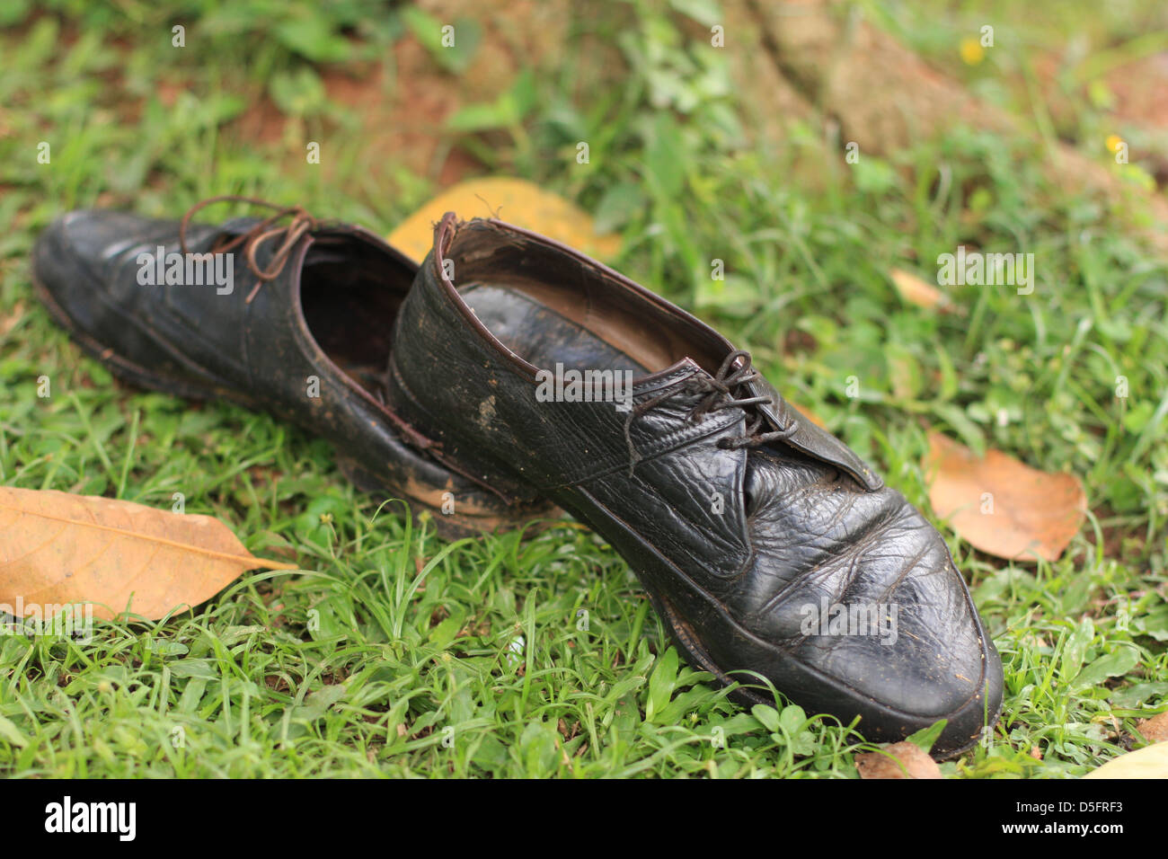 Old worn black leather shoes Banque de photographies et d'images à haute  résolution - Alamy
