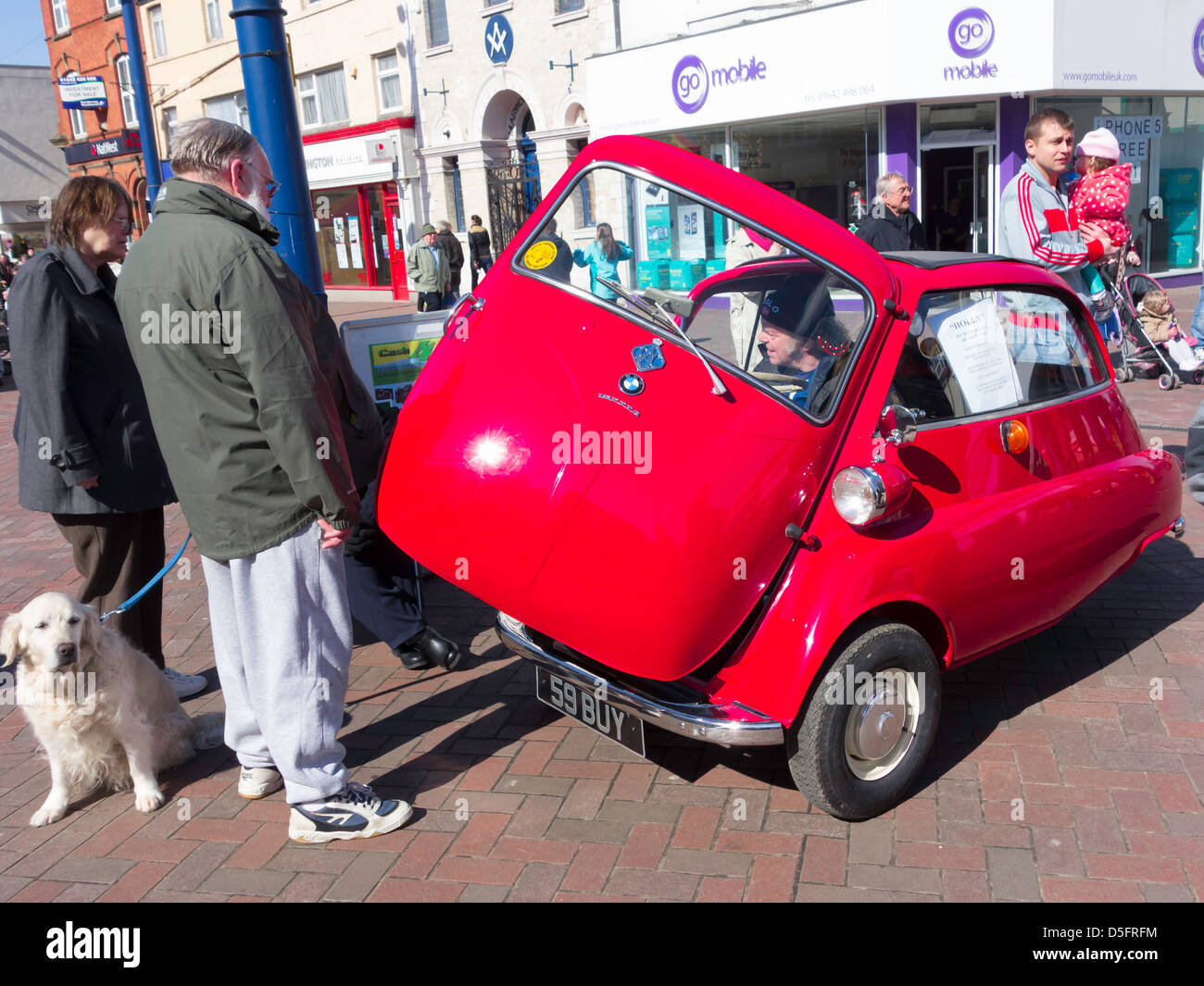 Un magnifique bâtiment restauré BMW Isetta voiture bulle sur l'affichage à Redcar High Street Mars 2013 Banque D'Images
