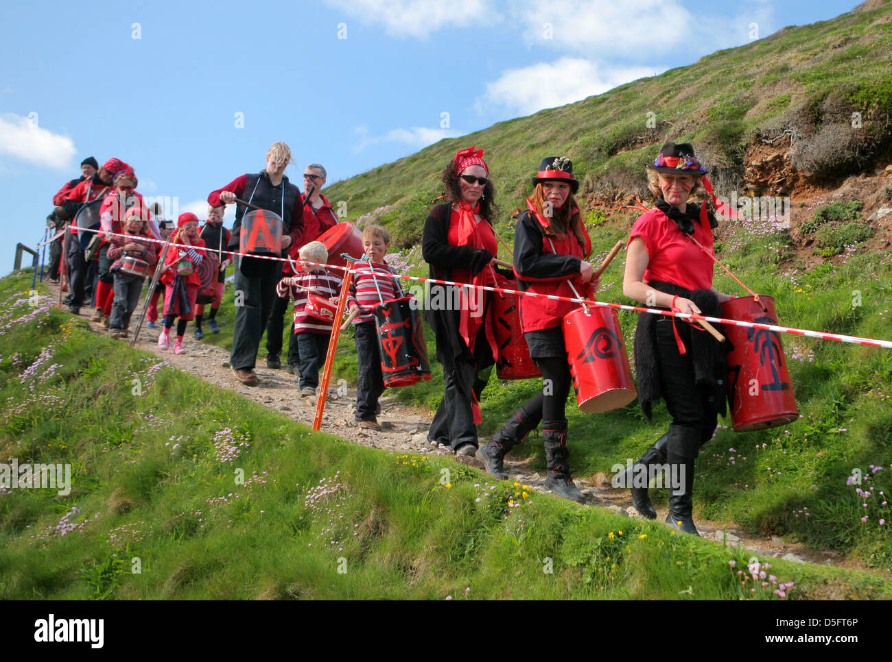 Procession à la mitre pageant, chapelle Porth, Cornwall, Angleterre Banque D'Images