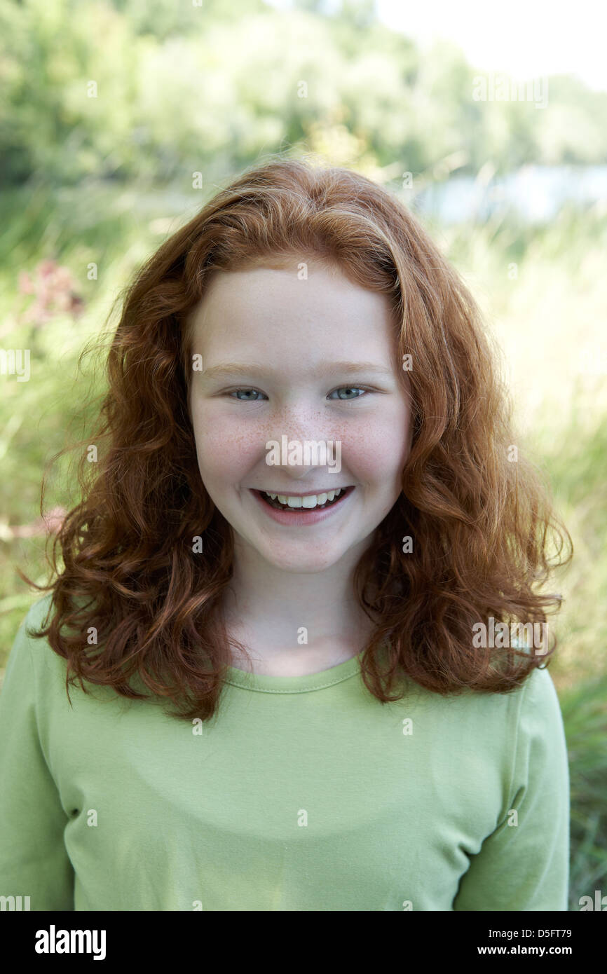 Red haired girl smiling Banque D'Images