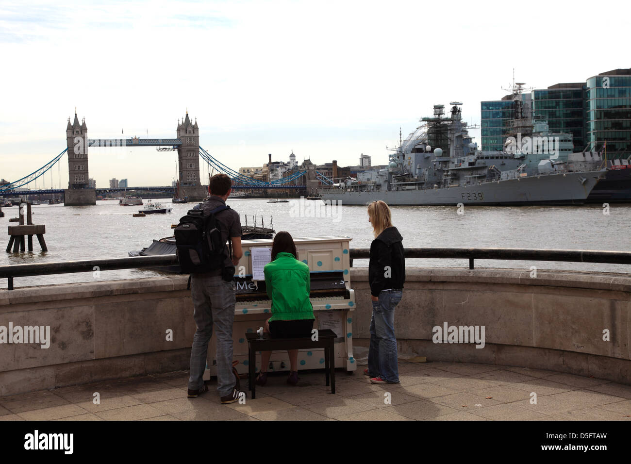 Le piano que l'affichage, Rive nord, ville de Londres, Angleterre, Royaume-Uni Banque D'Images