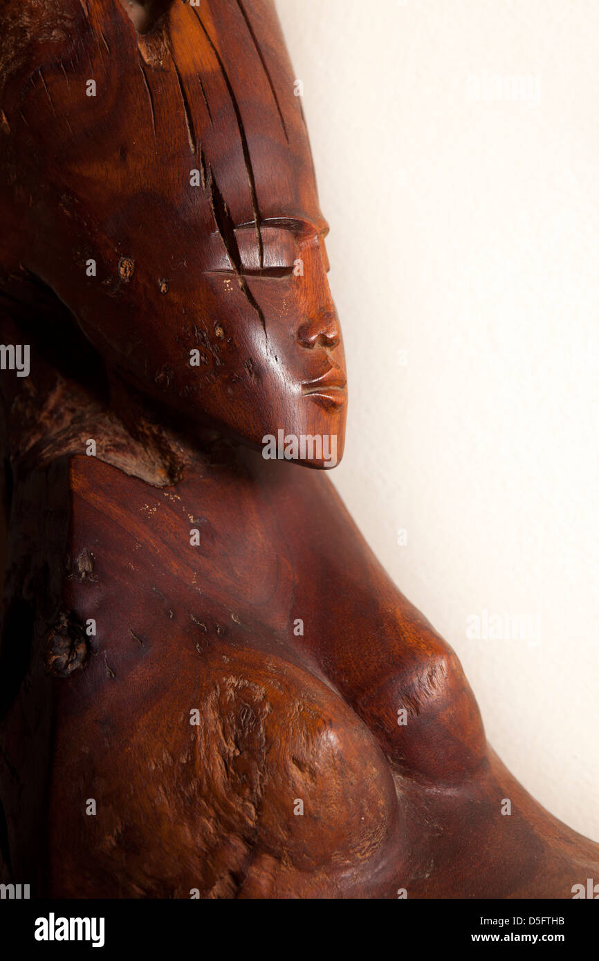 Madagascar, de l'artisanat, la sculpture sur bois de forme féminine Banque D'Images