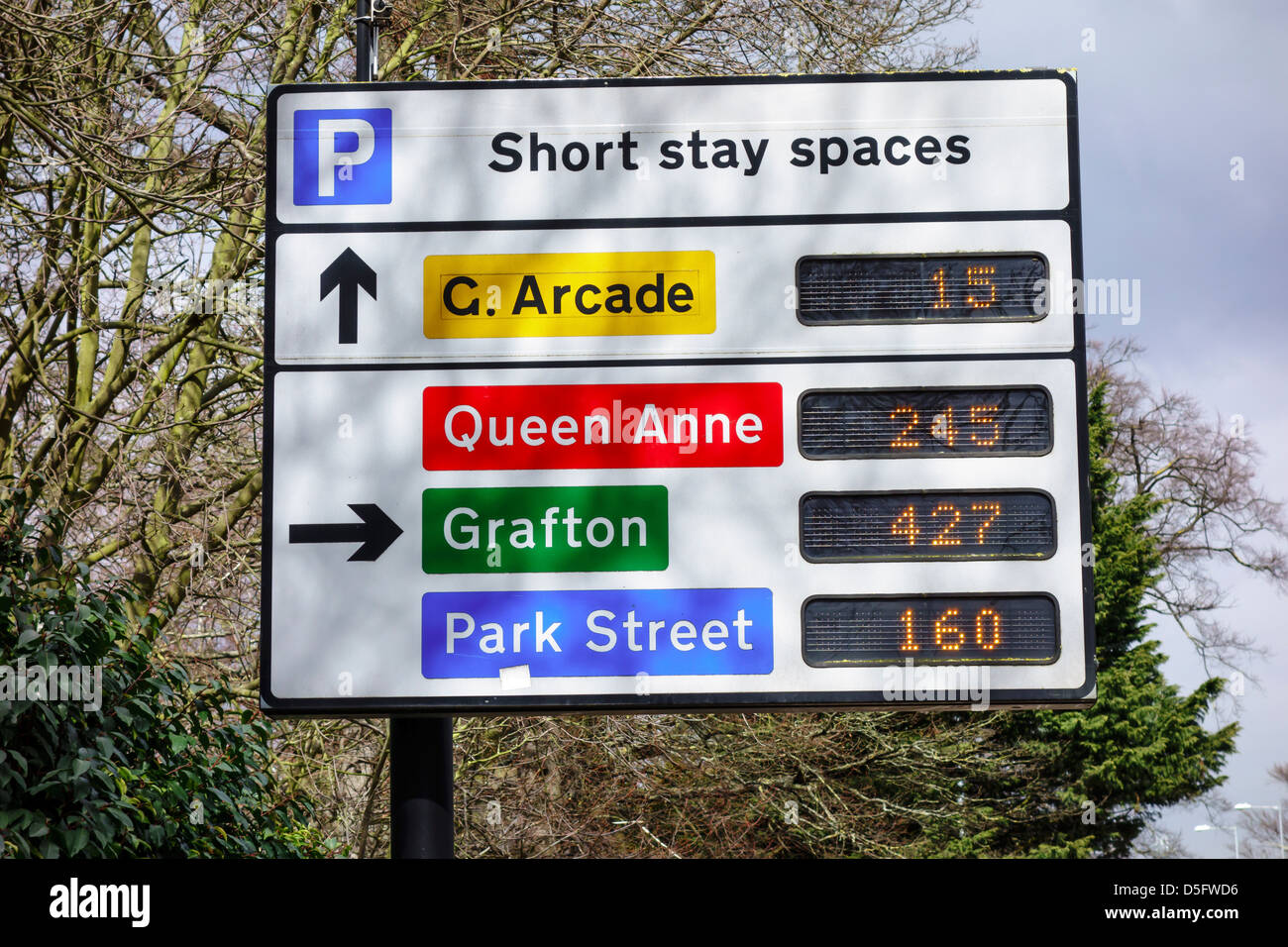 Des Places De Parking éclairé Free Sign Court Séjour Banque D'Images