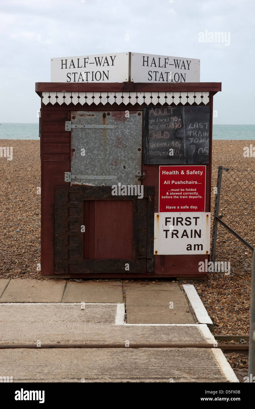 À mi-chemin sur la plage de Brighton Railway Station Banque D'Images