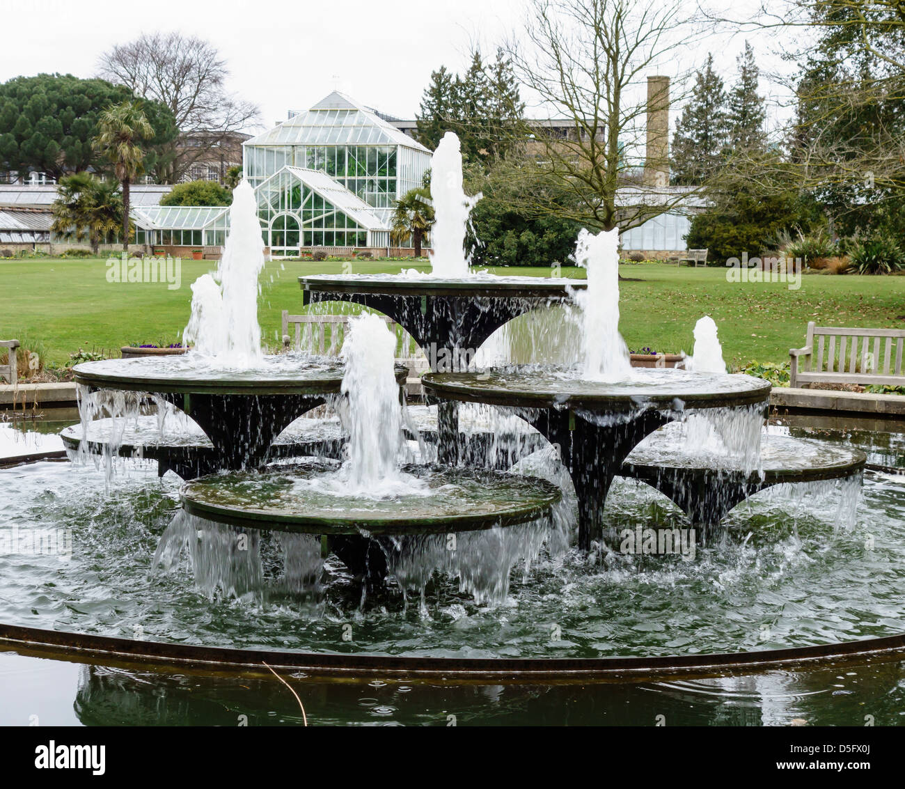 Fontaine de jardin botanique de Cambridge & Tropical House Banque D'Images