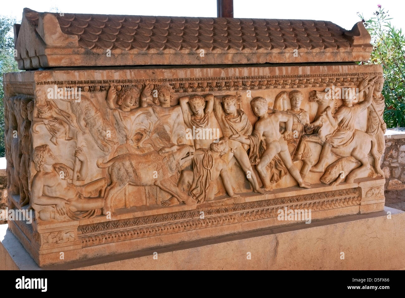 Sarcophage en marbre devant le musée archéologique à Elusis, Grèce, avec un relief de la chasse de l'Calydonian Boar. Banque D'Images