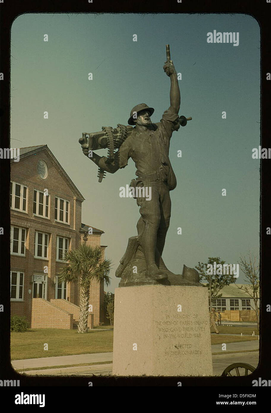 Cette statue à Parris Island, Caroline du Sud, connue sous le nom de « Iron Mike », rend hommage aux Marines américains. Le monument présente un Marine tenant une mitrailleuse, représentant la valeur et le dévouement du corps des Marines des États-Unis. Banque D'Images