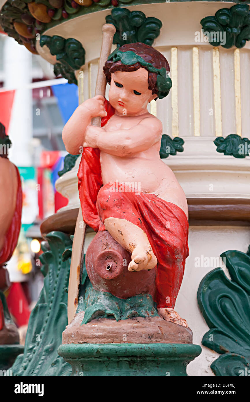 Chérubin partie de fontaine par Abraham Viel, fonte 1883, dans le Marché Central, St Helier, Jersey, Royaume-Uni Banque D'Images