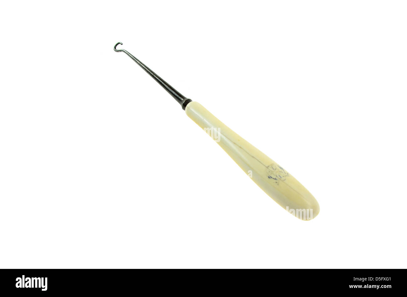 Buttonhook à manche en ivoire sur un fond blanc. Banque D'Images