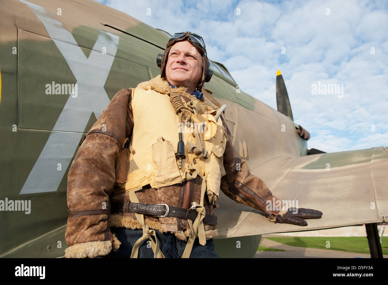 Pilote De Chasse Seconde Guerre Mondiale La Seconde Guerre mondiale, deux pilotes de la RAF appuyé contre sa  l'ouragan d'avions de chasse Photo Stock - Alamy