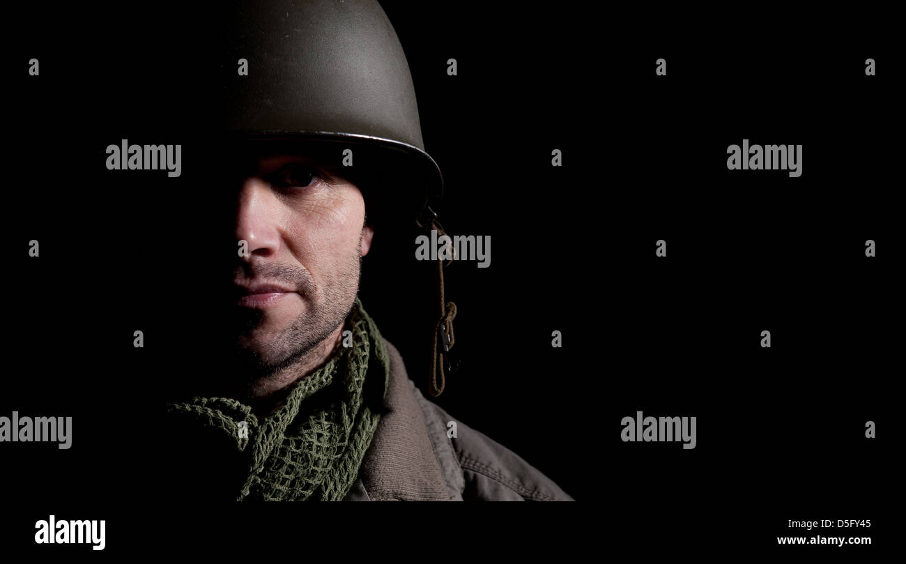 Portrait d'un WW2 soldat américain dans l'ombre profonde d'un fond noir. Banque D'Images