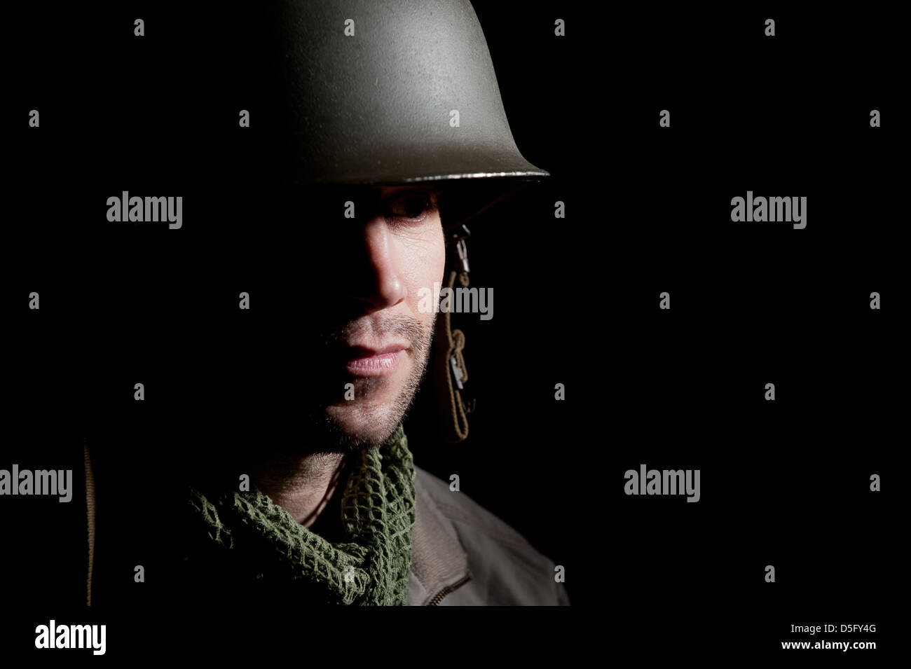 Portrait d'un WW2 soldat américain dans l'ombre profonde d'un fond noir. Banque D'Images