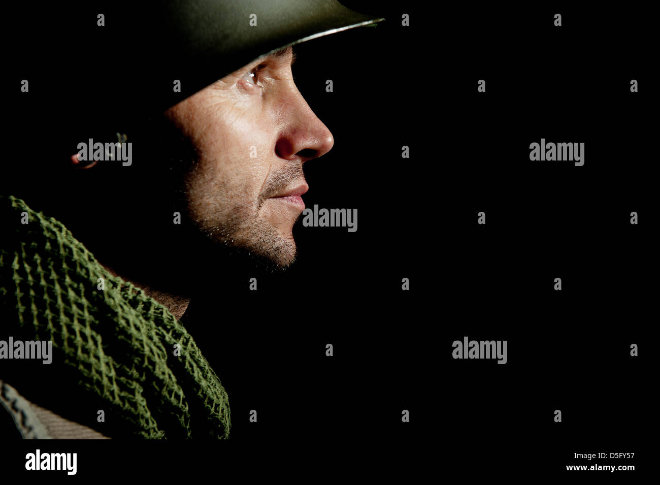 Portrait de profil d'un WW2 soldat américain contre un fond noir. Banque D'Images