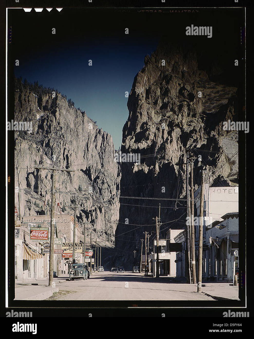 Une photographie des années 1940 de main Street à Creede, Colorado, capturée par Andreas Feininger. L'image met en valeur l'atmosphère de la petite ville, avec des signes vintage et un aperçu des paysages de montagne en arrière-plan. Banque D'Images