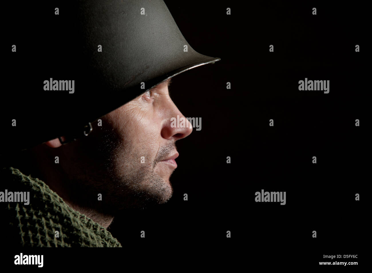 Portrait de profil d'un WW2 soldat américain contre un fond noir. Banque D'Images