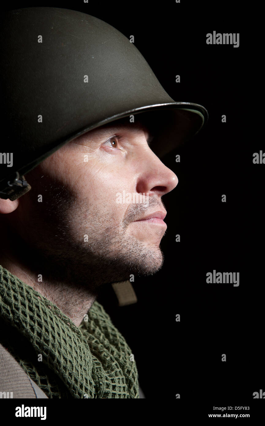 Portrait de profil d'un WW2 soldat américain contre un fond noir. Banque D'Images