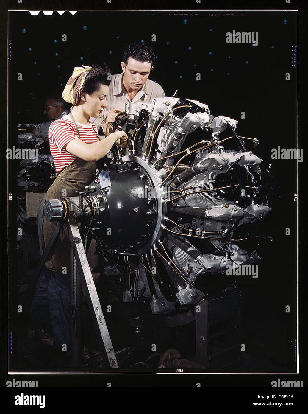 Les femmes reçoivent une formation approfondie en mécanique du moteur, comme les méthodes de formation, Douglas Douglas Aircraft Company, Long Beach, Californie (LOC) Banque D'Images