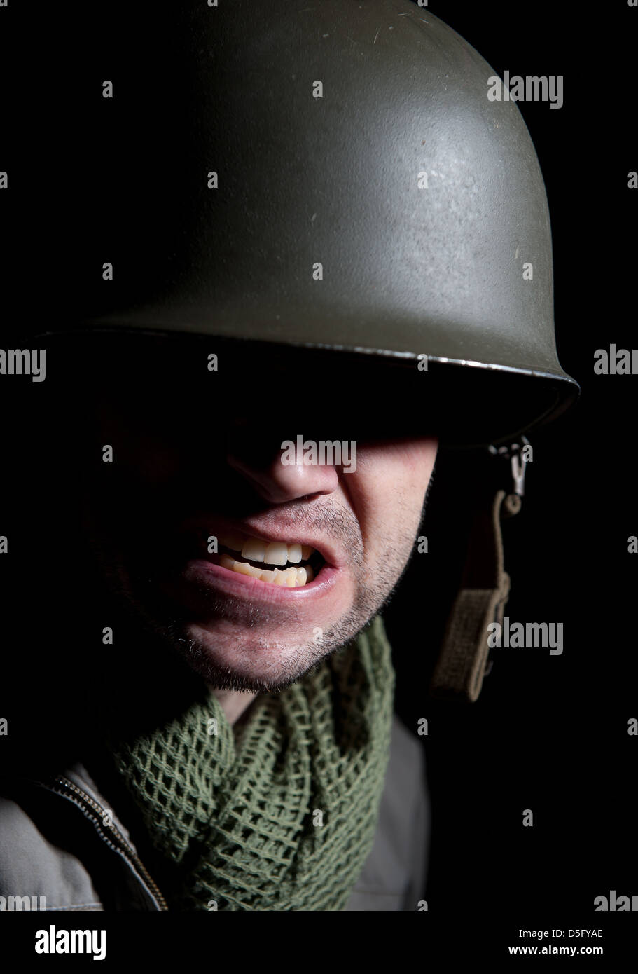 Portrait d'un WW2 soldat américain dans l'ombre profonde d'un fond noir. Banque D'Images
