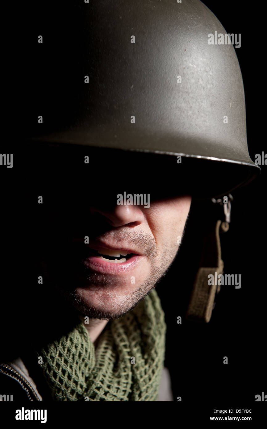 Portrait d'un WW2 soldat américain dans l'ombre profonde d'un fond noir. Banque D'Images