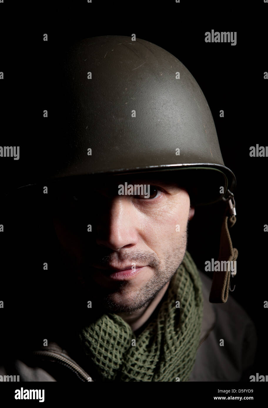 Portrait d'un WW2 soldat américain dans l'ombre profonde d'un fond noir. Banque D'Images