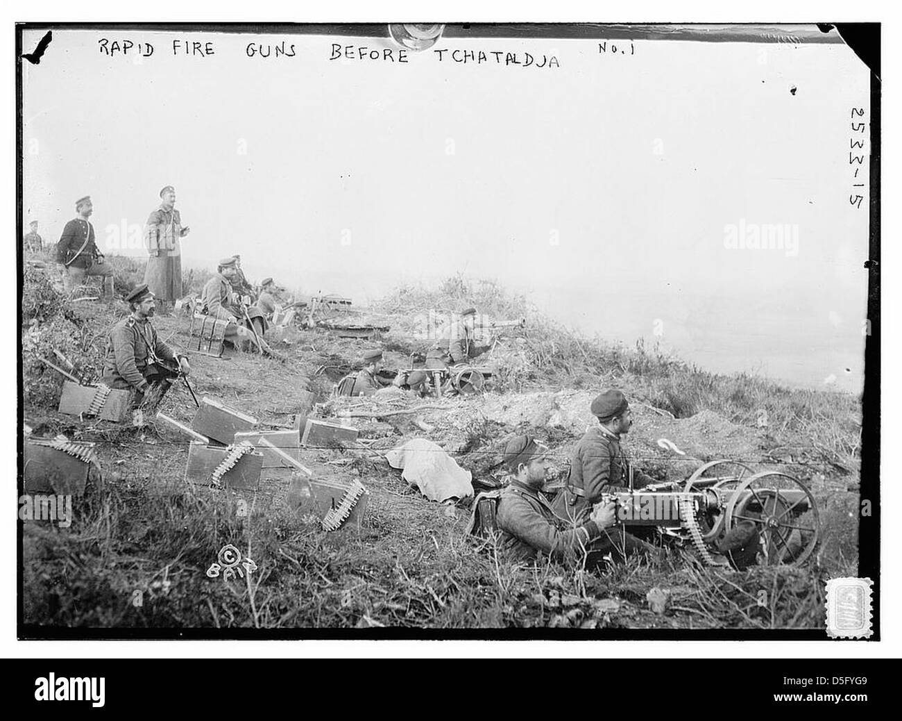 Cette image représente des canons à tir rapide en préparation avant la bataille de Tchataldja pendant la première guerre des Balkans, mettant en vedette des soldats avec des mitrailleuses, y compris des mitrailleuses Maxim. Banque D'Images
