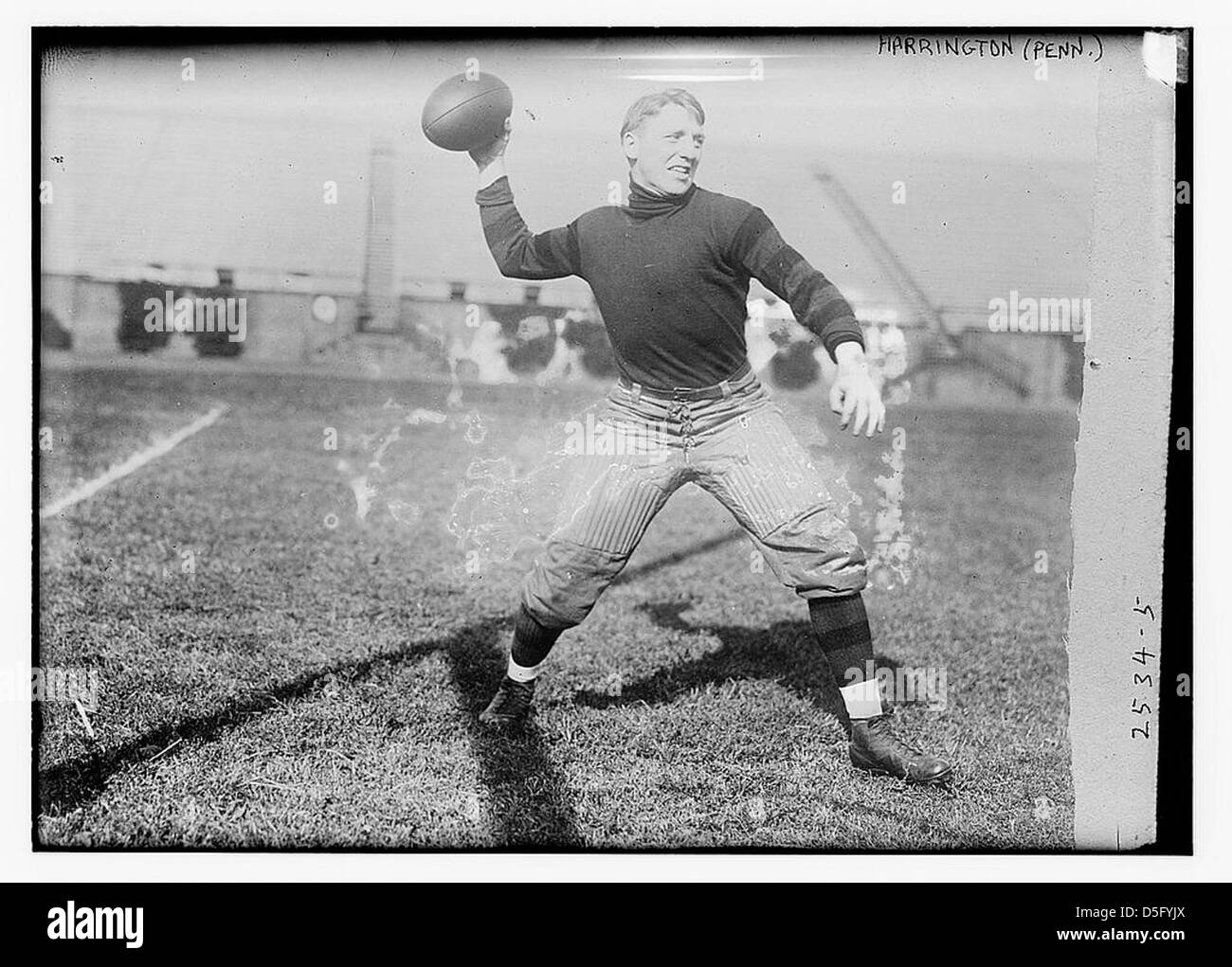 Photographie du XXe siècle représentant l'équipe de football Harrington de l'Université de Pennsylvanie. L'image présente des joueurs en uniforme, symbolisant l'importance du football universitaire à cette époque. Banque D'Images