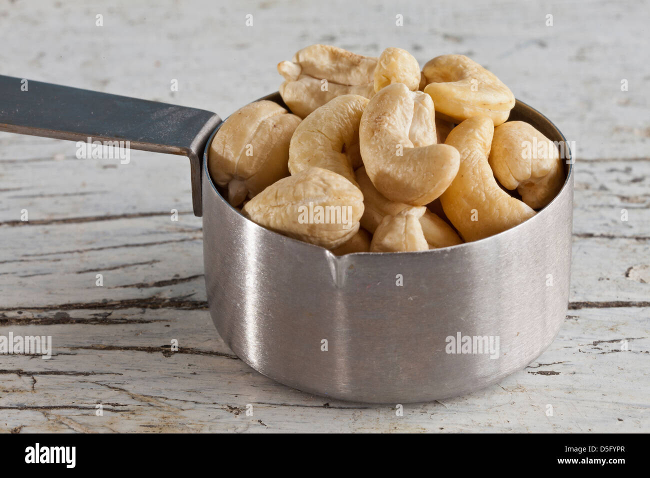 Les noix de cajou brutes dans une cuisine Banque D'Images