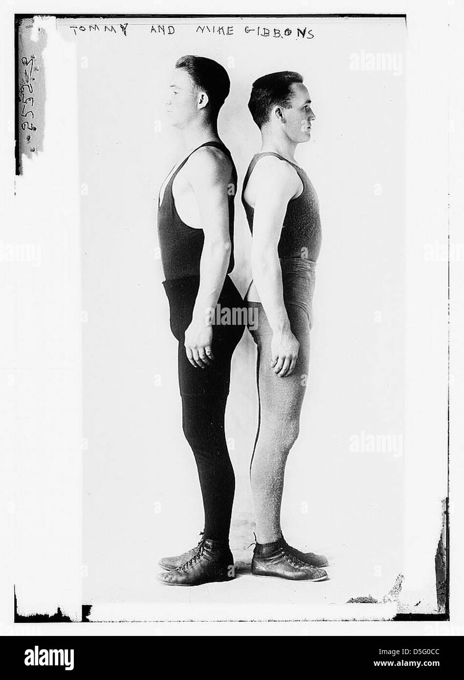 Une photographie de Tommy et Mike Gibbons, tous deux membres du Temple de la renommée de la boxe, connus pour leur contribution au sport de la boxe. L'image souligne leur héritage dans le monde de la boxe. Banque D'Images