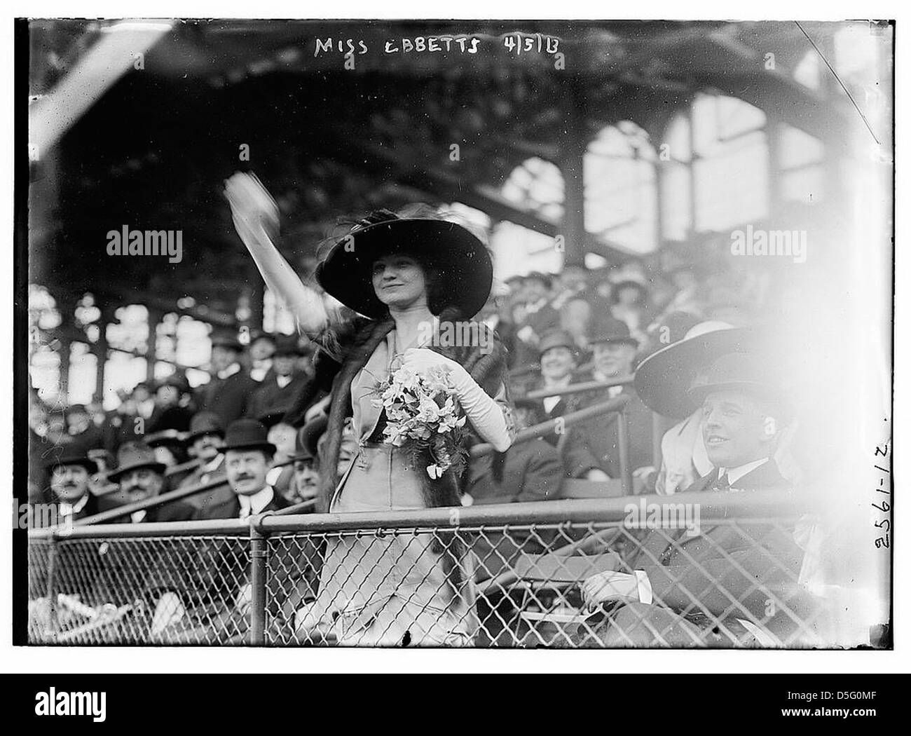 En 1913, Genevieve Ebbets, fille de Charley Ebbets, lance le premier pitch à l'ouverture d'Ebbets Field à Brooklyn. Ce moment historique a marqué le début du baseball dans ce stade emblématique. Banque D'Images