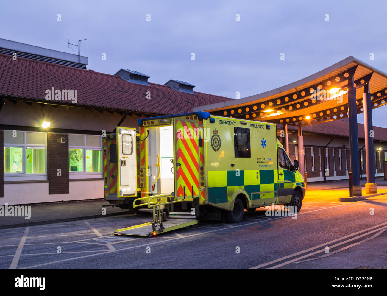En dehors de l'Ambulance urgences à l'hôpital North Tees, Hardwick, Stockton on Tees, England, UK Banque D'Images