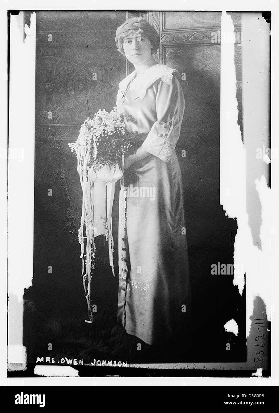 MRS Owen Johnson, une mariée dans une robe de mariée à la mode. Cette photographie la capture dans un style de mariée classique des années 1940. Banque D'Images