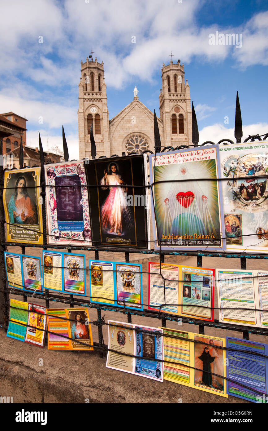 Madagascar, Antananarivo, Cathédrale de l'IMMACULEE conception, religieux photo stall Banque D'Images