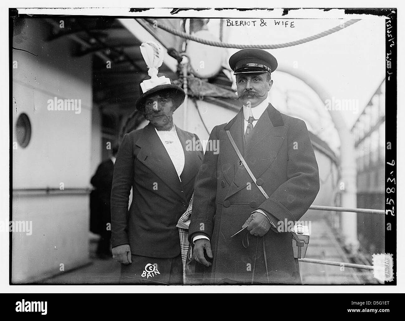 Portrait de Louis Blériot, le célèbre aviateur, et de son épouse. La photographie capture le rôle pionnier de Blériot dans l'histoire de l'aviation, soulignant sa contribution à l'aviation du début du XXe siècle ainsi qu'un aperçu de sa vie personnelle. Banque D'Images